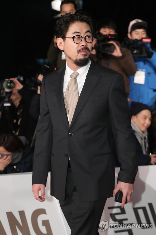 Director Na Hong-jin of "The Wailing" walks on the red carpet during the 2016 Blue Dragon Awards ceremony at Kyunghee University in eastern Seoul on Nov. 25, 2016.