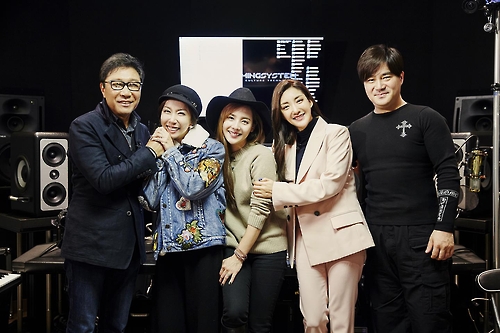 From L: S.M. Entertainment chief Lee Soo-man, S.E.S. members Shu, Eugene and Bada, and songwriter Yoo Young-jin pose for a photo released by S.M. Entertainment on Nov. 23, 2016. 