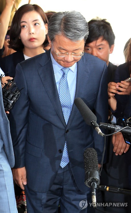 Hong Man-pyo, a prosecutor-turned-lawyer, bows after arriving at the Seoul Central District Prosecutors' Office on May 27, 2016, to face questions over suspicions he illegally used his influence for his clients and evaded taxes in the process. 