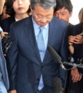 Hong Man-pyo, a prosecutor-turned-lawyer, bows after arriving at the Seoul Central District Prosecutors' Office on May 27, 2016, to face questions over suspicions he illegally used his influence for his clients and evaded taxes in the process.