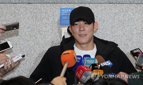 South Korean swimmer Park Tae-hwan speaks to reporters at Incheon International Airport on Dec. 19, 2016.