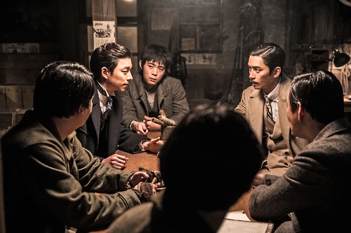 This image shows Gong Yoo (2nd from L) in "The Age of Shadows."