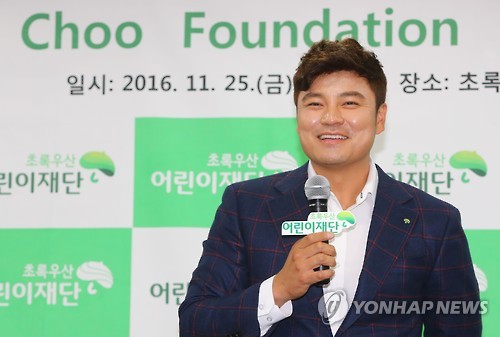 Texas Rangers' outfielder Choo Shin-soo speaks at a charity event in Seoul on Nov. 25, 2016. 