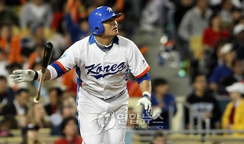 In this file photo taken on March 23, 2009, Choo Shin-soo of South Korea watches his game-tying solo home run against Japan in the fifth inning of the World Baseball Classic final at Dodger Stadium in Los Angeles.