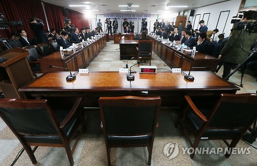 The seats for three key witnesses are vacant at a parliamentary hearing at the Seoul corrections headquarters in Uiwang, south of Seoul, on Dec. 26, 2016. Choi Soon-sil, a presidential confidante at the heart of the influence-peddling and extortion scandal, refused to show up for the hearing, as did two presidential aides implicated in the case. It was the first hearing to be held at a prison facility in 19 years. (Pool photo)