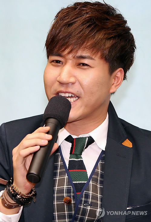 South Korean singer Kim Jong-min, who stars in the popular entertainment program "1 Night 2 Days Season 2," greets reporters during a publicity event in Seoul on Feb. 28, 2012.