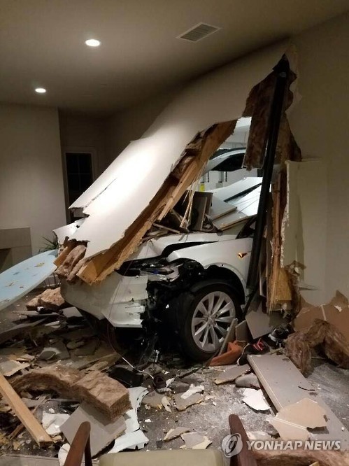 This photo, captured from South Korean actor Son Ji-chang's Facebook page on Jan. 4, 2016, shows his Tesla Model's alleged sudden acceleration accident. 