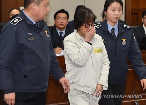 Choi Soon-sil, dubbed South Korea's "Rasputin," enters a Seoul courtroom on Jan. 5, 2017, to attend the first formal court hearing on a massive influence-peddling scandal that has led to President Park Geun-hye's impeachment. Choi, 60, is charged with abuse of power and attempted fraud. (pool photo)