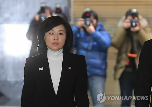 Culture Minister Cho Yoon-sun arrives at the special prosecutor's office in southern Seoul on Jan. 17, 2017, to undergo questioning. Cho was summoned as a suspect over allegations she created and managed a blacklist of artists deemed critical of the government.