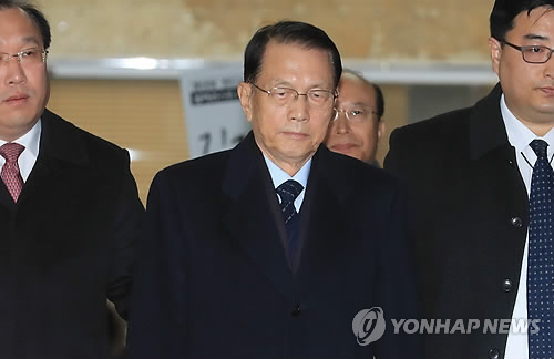 Kim Ki-choon (C), former presidential chief of staff, arrives at the special investigation team's office in southern Seoul on Jan. 17, 2017, to undergo questioning. Kim is suspected of creating and managing a blacklist of cultural figures deemed critical of the Park Geun-hye administration.