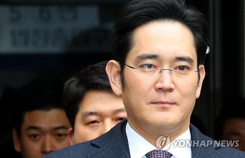 Lee Jae-yong, vice chairman of Samsung Electronics Co., leaves the Seoul Central District Court on Jan. 18, 2017, after attending a hearing to review the legality of his detention. The special prosecutor sought an arrest warrant for Lee, Samsung's de facto leader, on bribery charges in connection with the scandal that has led to President Park Geun-hye's impeachment.