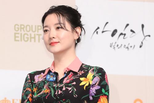 In this file photo, Lee Young-ae of SBS TV's "Saimdang, Memoir of Colors," poses for the camera during a media event held Jan. 24, 2017 at the Lotte Hotel in Seoul.