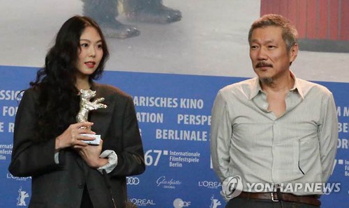Actress Kim Min-hee (L) and director Hong Sang-soo of "On the Beach at Night Alone" pose for a photo during a news conference at the 67th Berlin International Film Festival on Feb. 18, 2017. Kim won the festival's Silver Bear for Best Actress for the film.