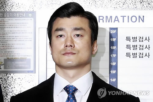 Presidential aide Lee Young-seon arrives at the special prosecutors' office in southern Seoul to undergo questioning on Feb. 24, 2017. He was called in as a suspect over allegations that he helped uncertified medical practitioners enter the presidential office Cheong Wa Dae without leaving official records.