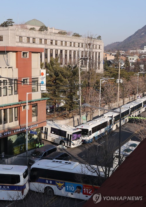 Police buses are deployed back-to-back around the Constitutional Court in Seoul on March 10, 2017, as police strengthen security at the court, which will rule on whether to impeach President Park Geun-hye the same day.