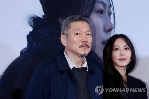 Hong Sang-soo (L), director of "On the Beach at Night Alone," and its lead actress Kim Min-hee pose for photos during a news conference for the film at a Seoul theater on March 13, 2017.