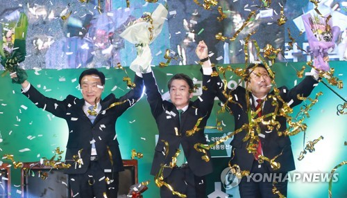 Ahn Cheol-soo (C), Park Joo-sun (R) and Sohn Hak-kyu of the People's Party greet supporters after Ahn wins the party's presidential nomination at a gymnasium in the central city of Daejeon on April 4, 2017. (Yonhap)