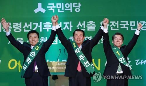 Sohn Hak-kyu (L), Park Joo-sun (C) and Ahn Cheol-soo of the People's Party greet supporters during a party primary in Seoul on April 2, 2017. (Yonhap)
