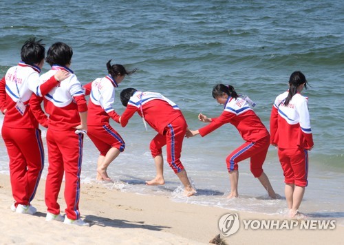 Members of the North Korean women's hockey team play on Gyeongpo Beach in Gangneung, Gangwon Province, on April 3, 2017, on the sidelines of the International Ice Hockey Federation Women's World Championship Division II Group A. (Yonhap)