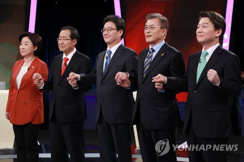 Presidential candidates hold hands before their second TV debate, hosted by KBS, on April 19, 2017. From left are Sim Sang-jeung, Hong Joon-pyo, Yoo Seong-min, Moon Jae-in and Ahn Cheol-soo. (Yonhap)