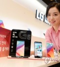 A model poses with the G6 smartphone in this photo released by LG Electronics Inc. on April 18, 2017. (Yonhap)