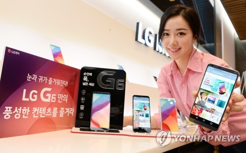 A model poses with the G6 smartphone in this photo released by LG Electronics Inc. on April 18, 2017. (Yonhap)