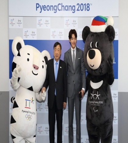 In this photo provided by the organizing committee for the 2018 PyeongChang Winter Olympics, actor Kim Woo-bin (R) stands next to Lee Hee-beom, head of the organizing committee, after being named an honorary ambassador for PyeongChang on April 13, 2017, in PyeongChang, Gangwon Province. Flanking the two are Soohorang (L) and Bandabi, the mascots for the 2018 Winter Olympics and Winter Paralympics. (Yonhap)