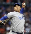 In this Associated Press photo, Ryu Hyun-jin of the Los Angeles Dodgers throws a pitch against the San Francisco Giants at AT&T Park in San Francisco on April 24, 2017. (Yonhap)