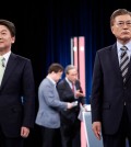 he South Korean presidential candidates Ahn Cheol-soo, left, and Moon Jae-in before a televised debate in Seoul on Sunday. Credit Pool photo by Kim Hong-Ji