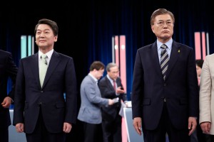 he South Korean presidential candidates Ahn Cheol-soo, left, and Moon Jae-in before a televised debate in Seoul on Sunday. Credit Pool photo by Kim Hong-Ji 