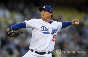 In this Associated Press photo, Ryu Hyun-jin of the Los Angeles Dodgers throws a pitch against the Colorado Rockies in the first inning at Dodger Stadium in Los Angeles on April 18, 2017. (Yonhap)