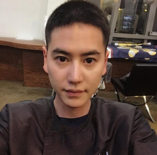 This image captured from Kyuhyun's Twitter account shows the singer having cut his hair short ahead of joining an Army boot camp on May 25, 2017. (Yonhap)