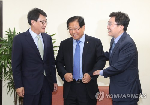 Reps. Kim Kwang-soo (L), Yoo Hu-duk (C) and Kim Yong-tae, the representatives of the People's Party, Democratic Party and Bareun Party, respectively, meet to discuss the parliamentary cofirmation of Prime Minister-nominee Lee Nak-yon at the National Assembly on May 30, 2017. (Yonhap)