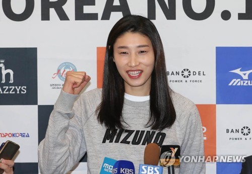 In this file photo taken on May 8, 2017, South Korean volleyball player Kim Yeon-koung poses for a photo during a press conference at Incheon International Airport in Incheon. (Yonhap)