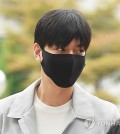 Wearing a black mask, actor Lee Min-ho arrives at the Gangnam Ward Office on May 12, 2017, to start his military service. (Yonhap)