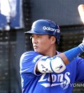 Lee Seung-yuop of the Samsung Lions takes batting practice at Masan Stadium in Changwon, South Gyeongsang Province, before a Korea Baseball Organization game against the NC Dinos on May 7, 2017. (Yonhap)