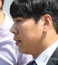 Pittsburgh Pirates infielder Kang Jung-ho leaves the Seoul Central Distric Court following his appeals hearing over a drunk driving sentence on May 18, 2017. (Yonhap)