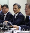 South Korean President Moon Jae-in (R) presides over a National Security Council meeting at Cheong Wa Dae on May 14, 2017. (Yonhap)