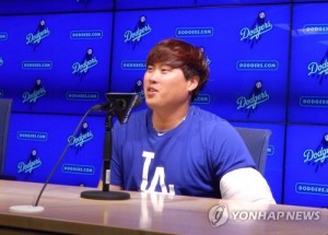 Los Angeles Dodgers pitcher Ryu Hyun-jin speaks in a press conference after winning a Major League Baseball game against the Philadelphia Phillies at Dodger Stadium in Los Angeles on April 30, 2017. (Yonhap)