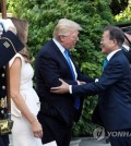 South Korean President Moon Jae-in (R) shakes hands with U.S. President Donald Trump as he and his wife, Kim Jung-sook, arrived at the White House on June 29, 2017, for a dinner hosted by Trump and his wife, Melania, on the eve of the first Korea-U.S. summit under the countries' new administrations. (Yonhap)