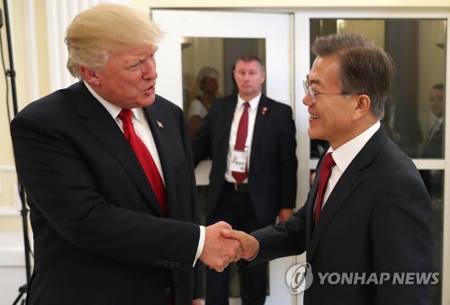 President Moon Jae-in and U.S. President Donald Trump shake hands during a meeting in Hamburg on July 7, 2017. (Yonhap)