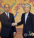 Foreign Minister Kang Kung-wha (R) shakes hands with the United Nations' Special Rapporteur on human rights in North Korea Tomas Ojea Quintana before holding a meeting in Seoul on July 17, 2017. (Yonhap)