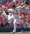 In this photo taken by the Associated Press on June 11, 2017, St. Louis Cardinals pitcher Oh Seung-hwan pitches against the Philadelphia Phillies. (Yonhap)