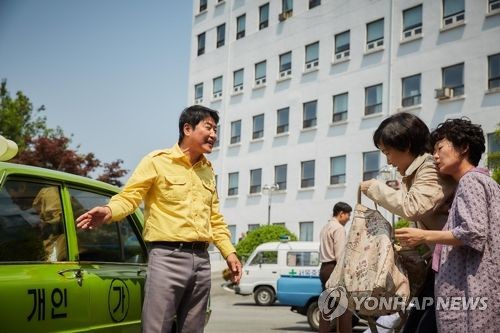 This image released by Showbox is a scene from "A Taxi Driver." (Yonhap)