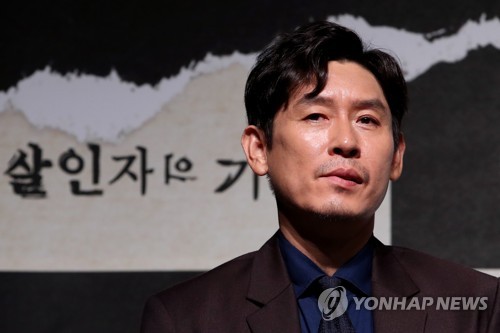 Actor Seol Kyung-gu poses for photographers during a news conference at a Seoul theater on Aug. 8, 2017, to promote "Memoir of a Murderer." The Korean crime thriller opens in September. (Yonhap)