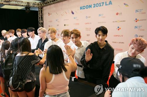 K-pop boy band Seventeen greets fans at a meet-and-greet event held at KCON LA 2017 in Los Angeles from Aug. 18-20. Photo courtesy of CJ E&M. (Yonhap)