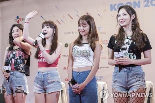 K-pop girl group Girl's Day greets fans at a meet-and-greet event held at KCON LA 2017 in Los Angeles from Aug. 18-20. Photo courtesy of CJ E&M. (Yonhap)