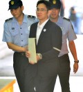 Samsung Electronics Vice Chairman Lee Jae-yong is escorted to a courtroom after arriving at the Seoul Central District Court on Aug. 25, 2017. (Yonhap)