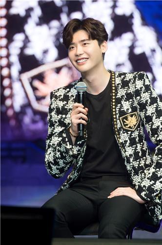 Actor Lee Jong-suk speaks during a fan meeting in Seoul on Sept. 10, 2017, in this photo provided by YG Entertainment. (Yonhap)