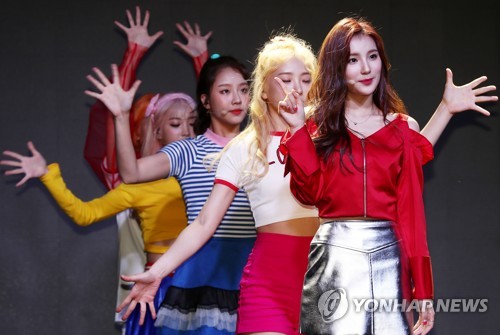 K-pop girl group Elris performs on stage during a media showcase on Sept. 13, 2017, held at Yes24 MUV Hall in western Seoul. (Yonhap)